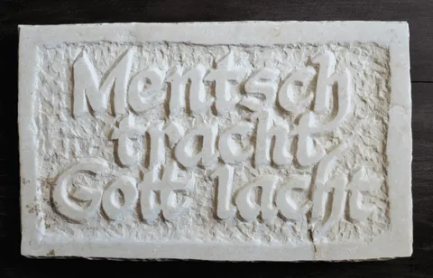 stone-plate-mentsch-tracht01