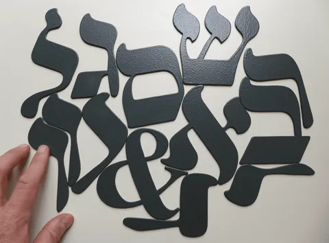 אותיות מתכת צבועות