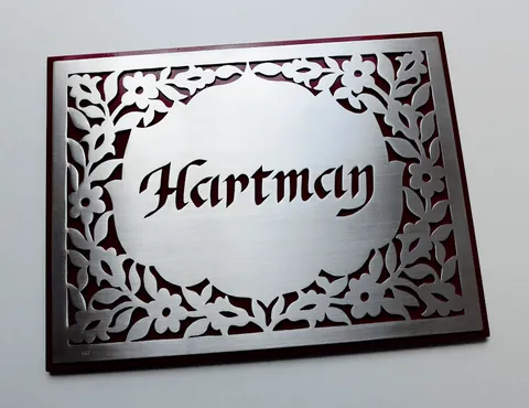 Hartman plaque