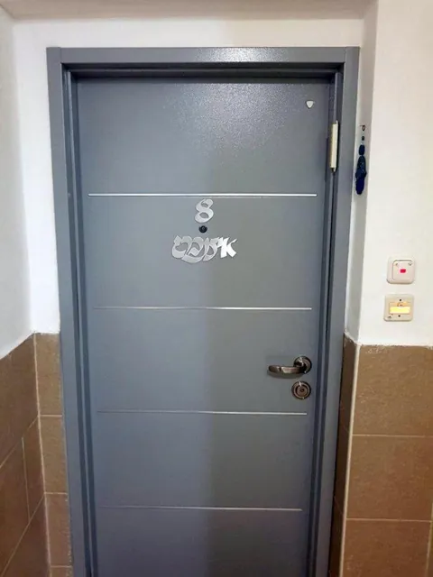 שלט על דלת
