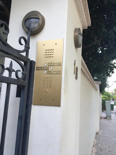שלטים לאינטרקום