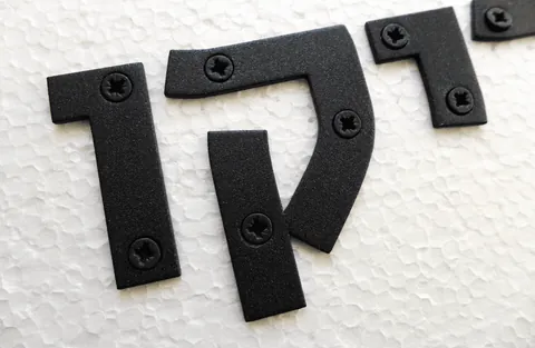 אותיות קטנות עם ברגים