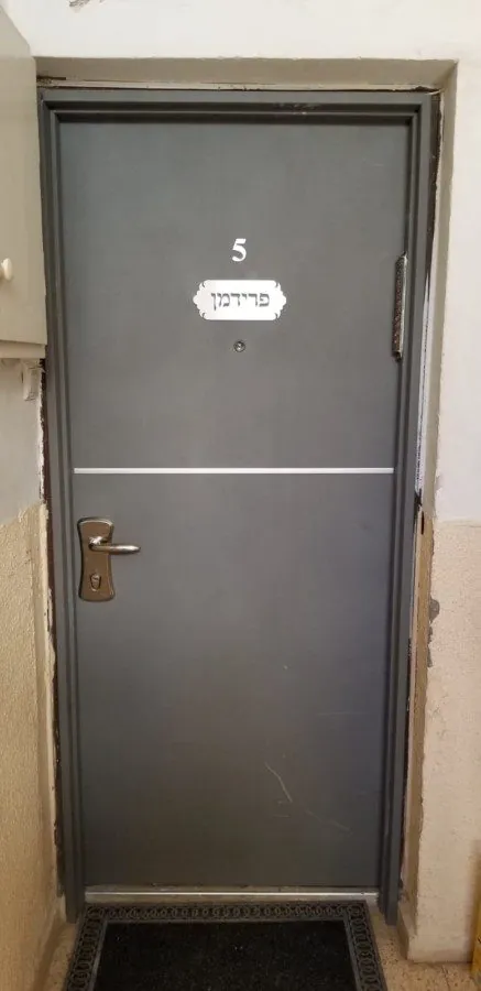 דלת עם שלט