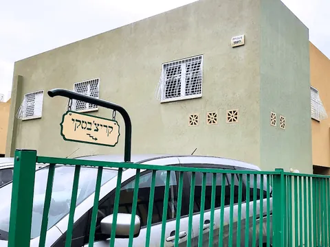 שלט הכוונה עם חץ בפעולה
