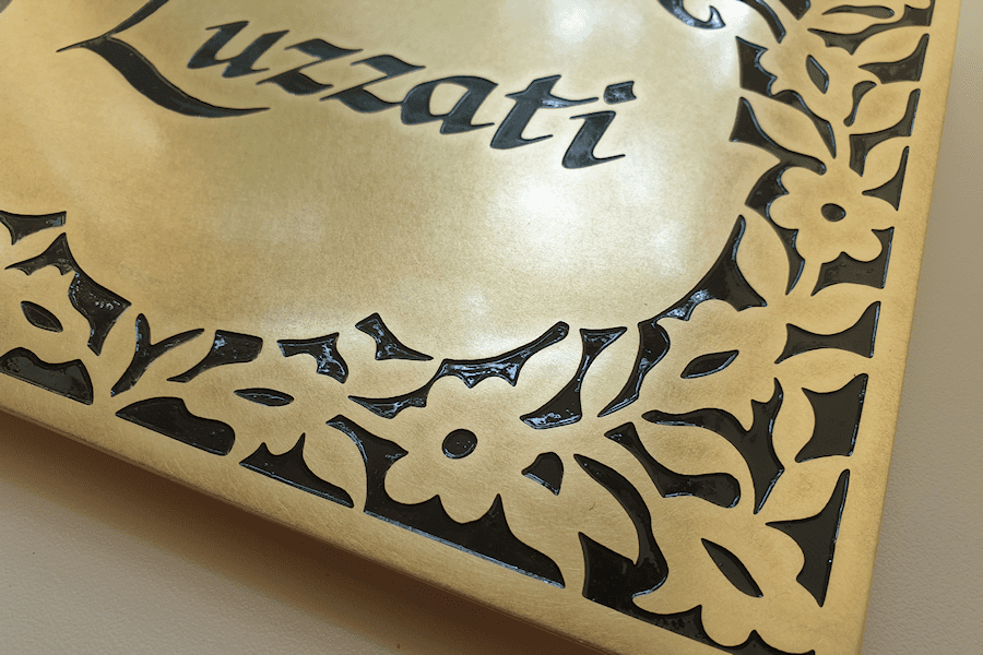 שלט חריטה וצבע - פליז - פרט שלט חריטה וצבע - פליז - פרט